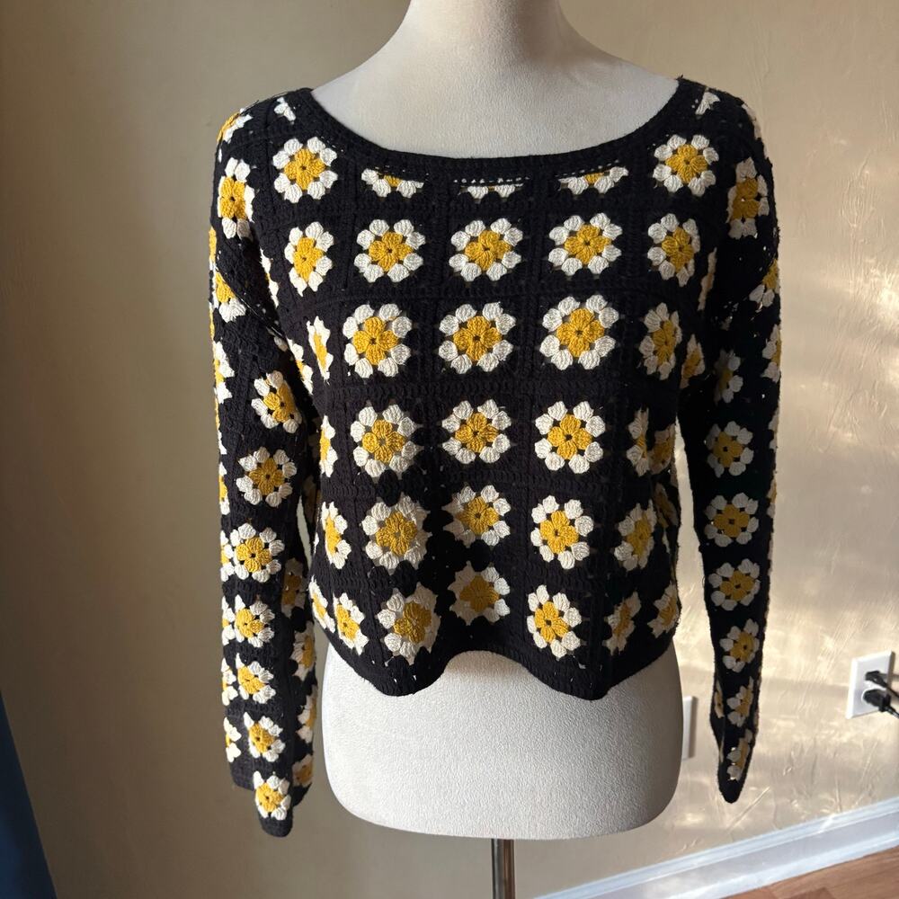 INDUSTRY Crochet‎ Sweater Small Black White Floral Daisy Knit Long Sleeve S